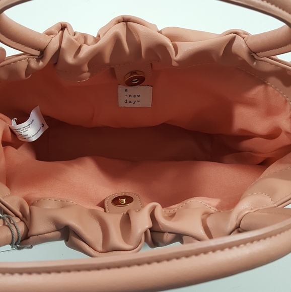 A New Day Small Handtote Magnetic Closure - Picture 5 of 7